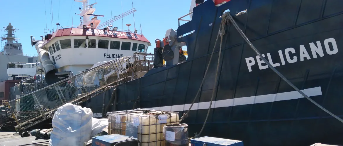 Pesquero Pelicano Inyección de Poliuretano en Bodegas / Asmar